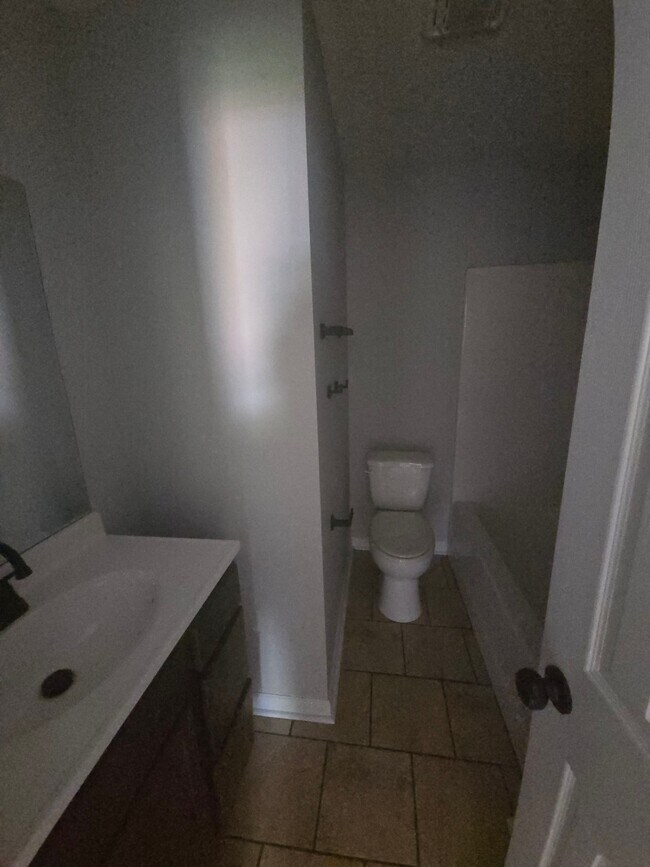 Building Photo - 916 Monroe Ave