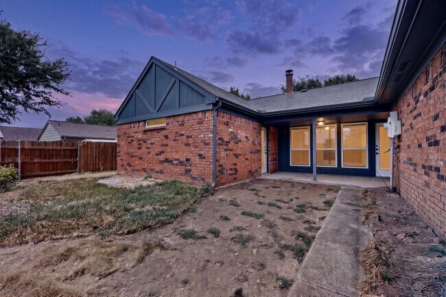 Building Photo - 215 Aspenway Dr