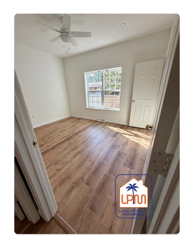 Building Photo - Spacious 3-Bed Retreat with Granite Kitchen & Cozy Fireplace