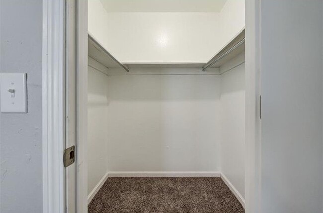 Building Photo - 2 Bed 1 Bath Apartment