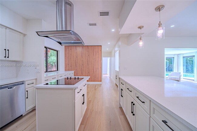Building Photo - 1825 Alamanda Dr