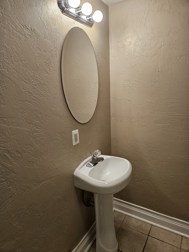 Building Photo - 246 S St Clair St