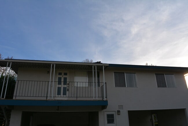 Building Photo - UPSTAIRS 2 BEDROOM UNIT IN A 4PLEX AT HAMILTON DOWNS