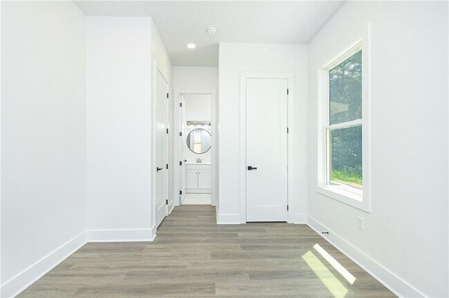 Building Photo - 3604 Pineview Cir NW