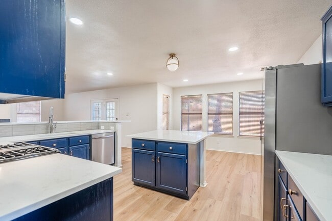 Building Photo - 8121 San Antonio St