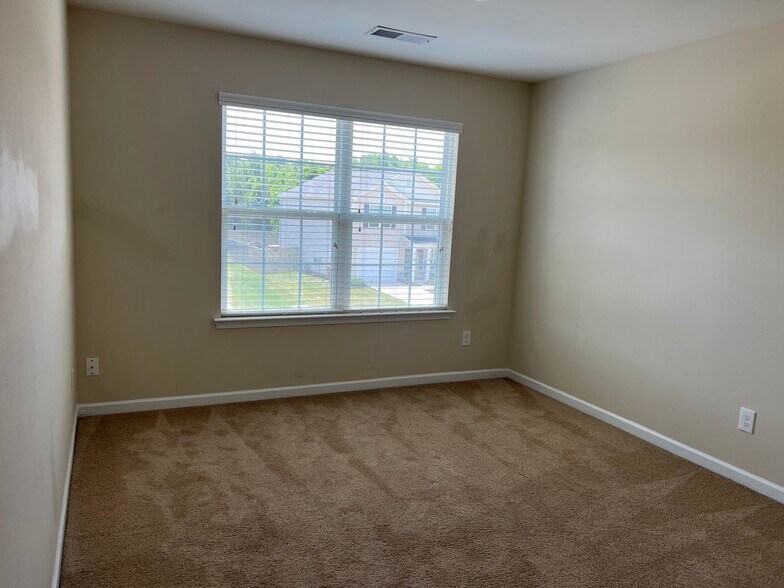 Building Photo - 3613 Blue Spruce Ct