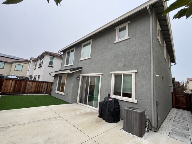 Building Photo - Gorgeous New home with 4 bed/2.5 bath in Brentwood