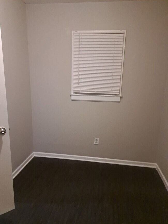 Building Photo - MOVE IN SPECIAL 1/2 OFF 1st full month if you move in by 7/1