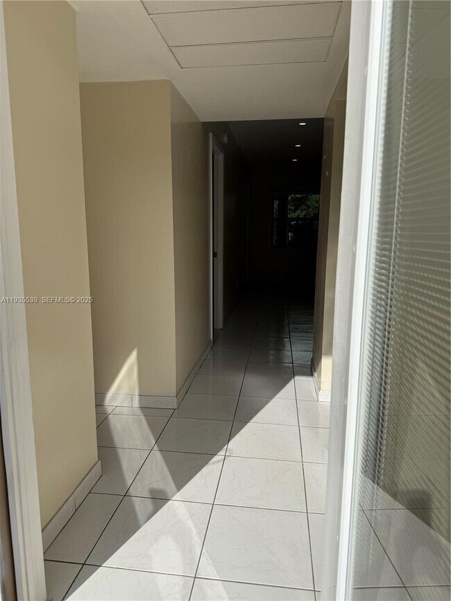 Building Photo - 5061 W Oakland Park Blvd