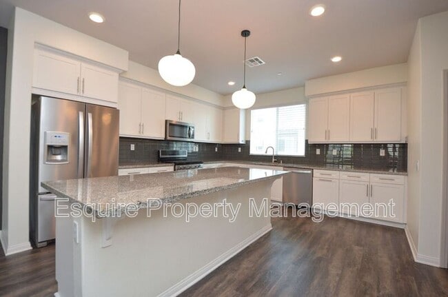 Building Photo - 370 Serra St
