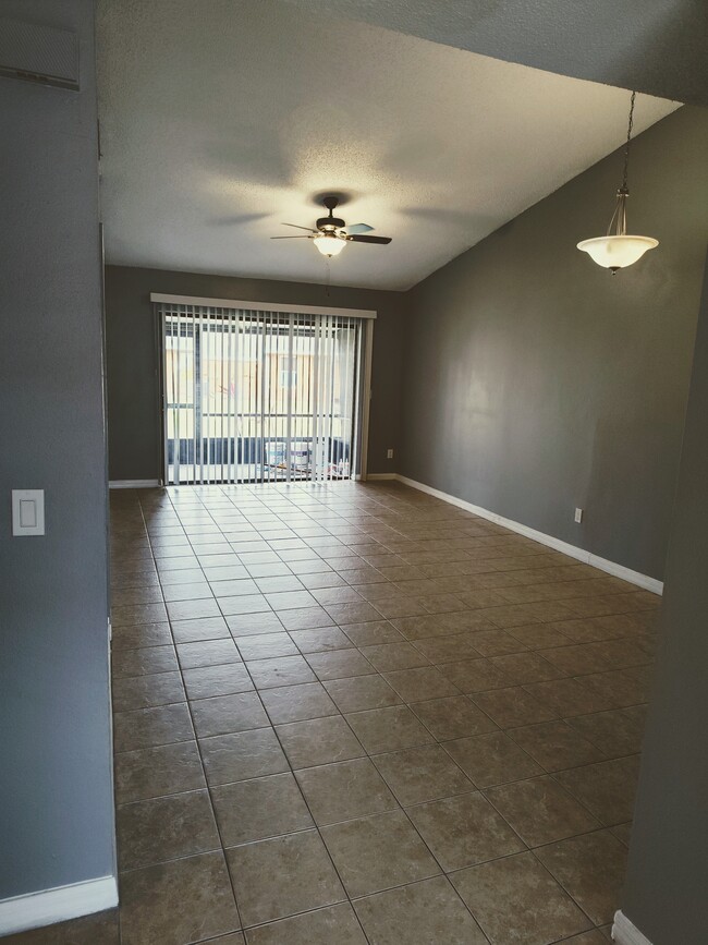 Spacious Living Room & Back Screened Patio - 67 Silver Falls Cir