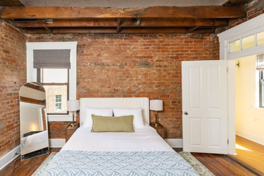 Building Photo - 152 E McMicken Ave