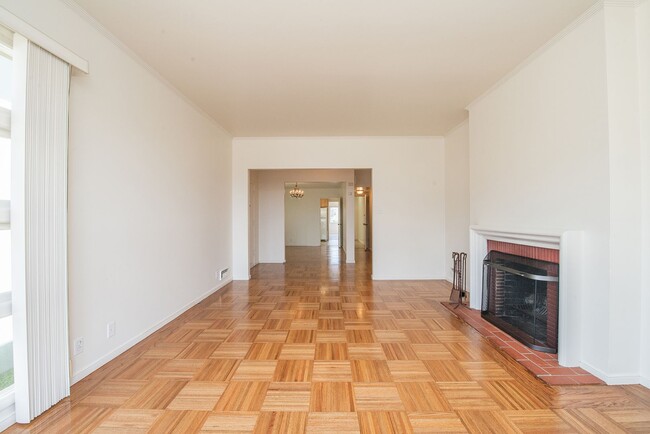 Building Photo - 3 Bed, 1.5 Westlake Detached Doelger Unfur...