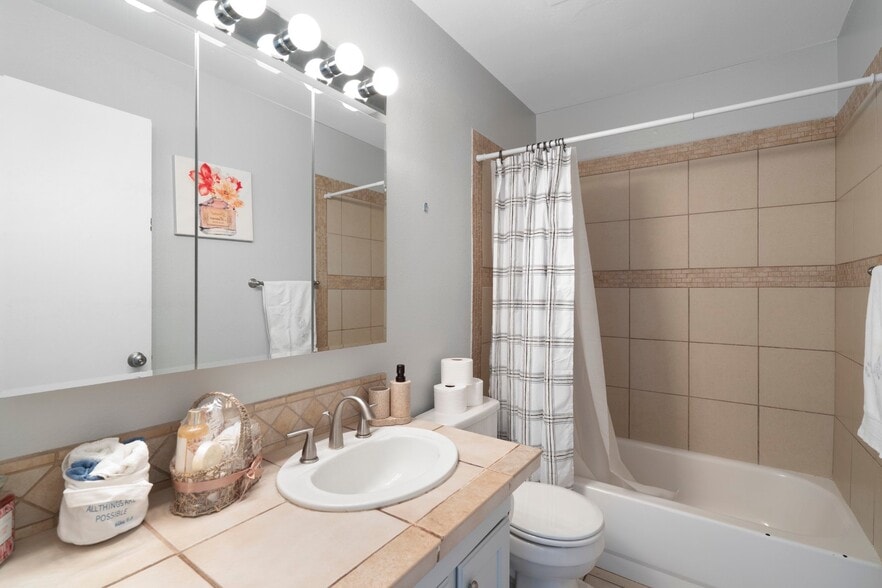 Building Photo - 8066 E Oak St