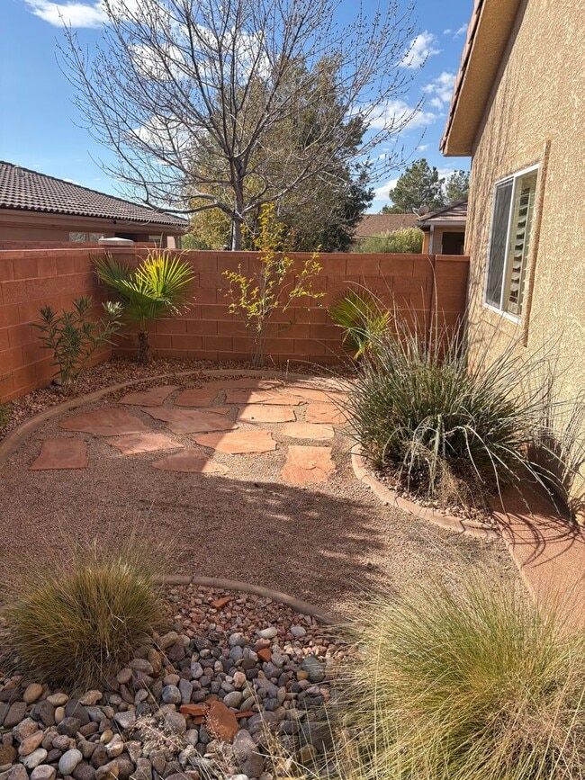 Building Photo - St. George Oasis