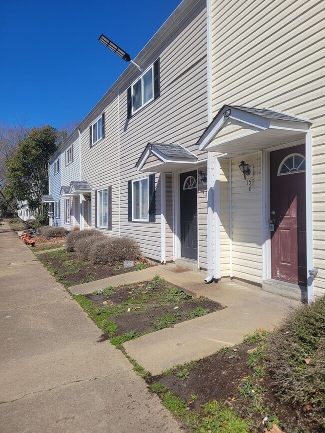 Building Photo - 3 bedroom 1.5 baths townhouse