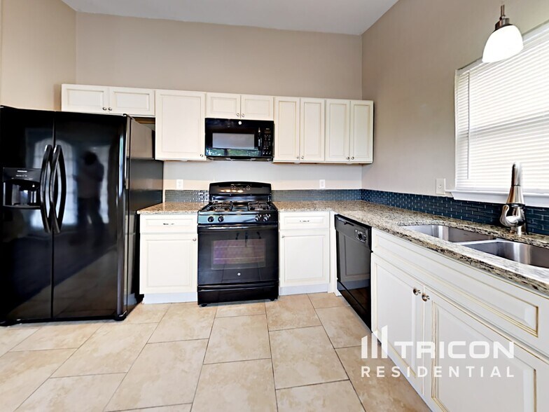 Building Photo - 14615 Hillside Ridge