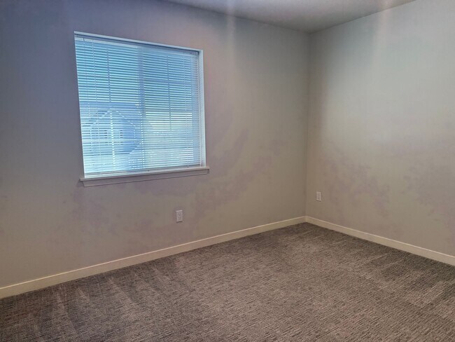 Building Photo - Stunning 4 Bedroom West Valley Townhome - $500 SPECIAL MOVE IN CREDIT