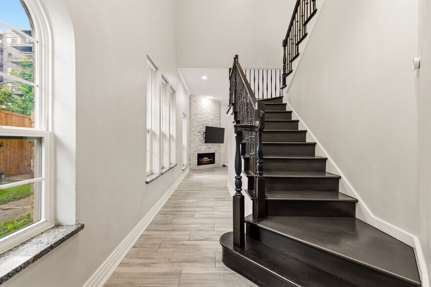 Building Photo - 10 Stonebriar Ct