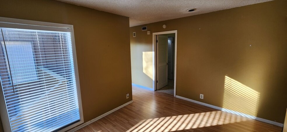 Building Photo - 223 Crown Oaks Way