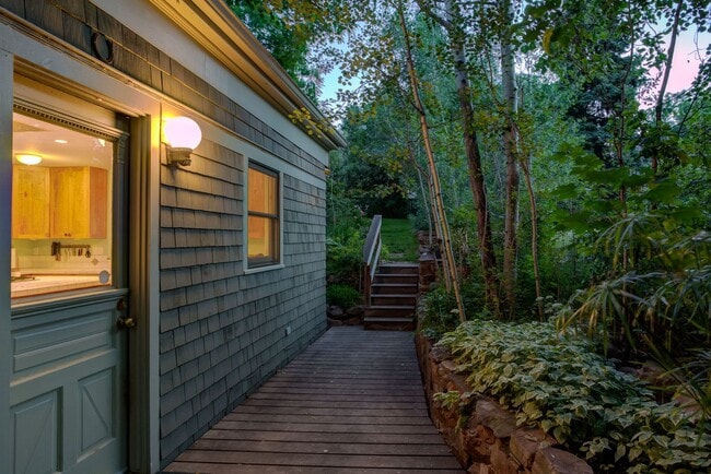 Building Photo - Quintessential Boulder Cottage in Mapleton...