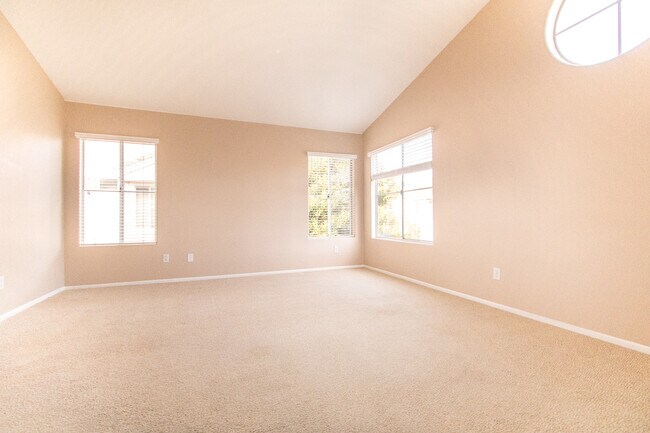 Building Photo - Tri-Level 3 bedroom 3 bath Home in Heart o...