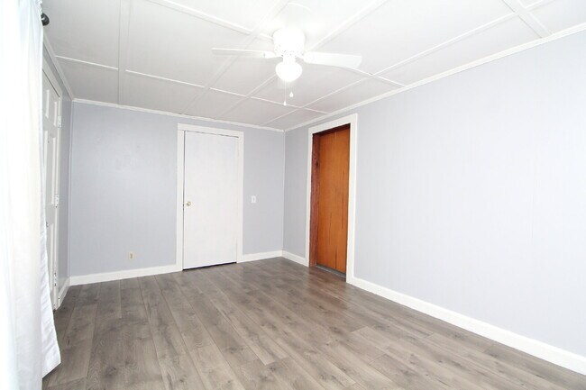 Building Photo - Molino 2/1 Cottage with Hardwood Floors, Sunroom & Carport