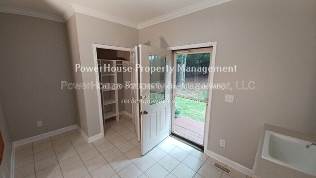 Building Photo - 5190 Southlake Dr