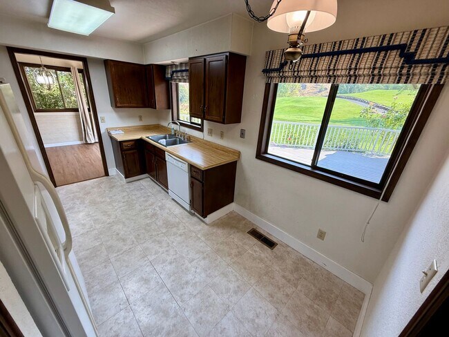 Building Photo - Beautiful Golf Course Home | 2 Bed • 2 Bath • Bonus Room