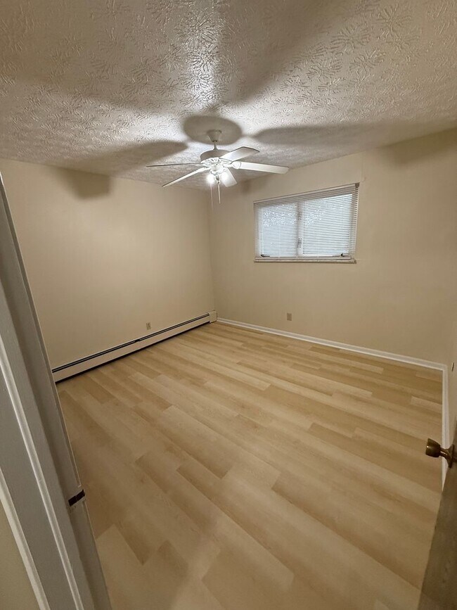 Building Photo - Excellent Location! Canfield, 2 Bedroom Re...