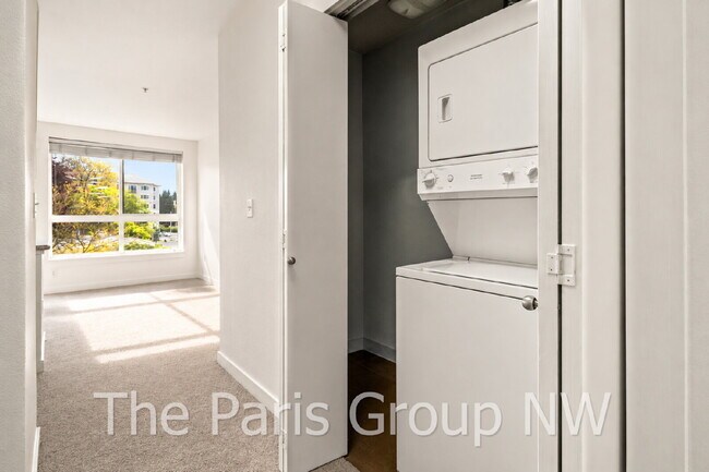Building Photo - 1 MO FREE - Fab CapHill Condo * Ideal Location! Tons of Amenities! Fresh Paint & New Flooring! Ne...