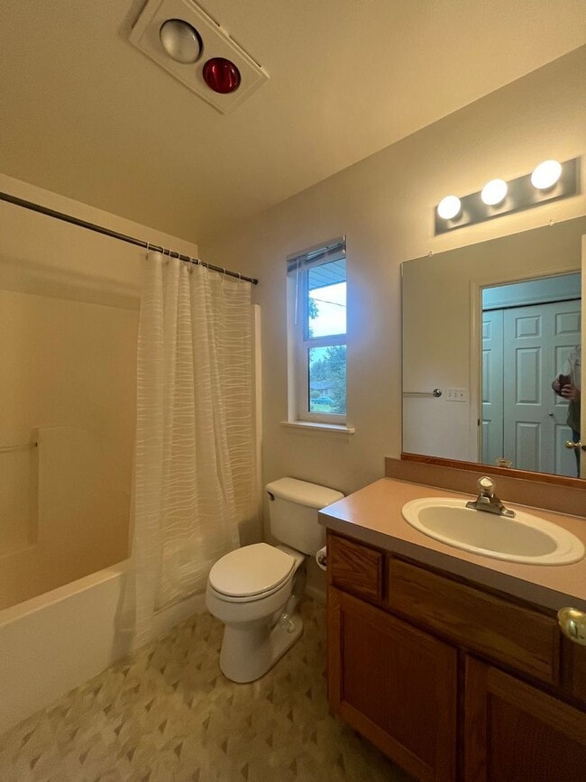 Building Photo - TOP FLOOR 2-Bedroom 1-Bathroom Apartment