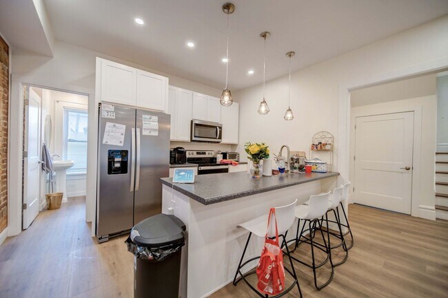 Building Photo - Massive 10 Bedroom Newly Renovated House P...