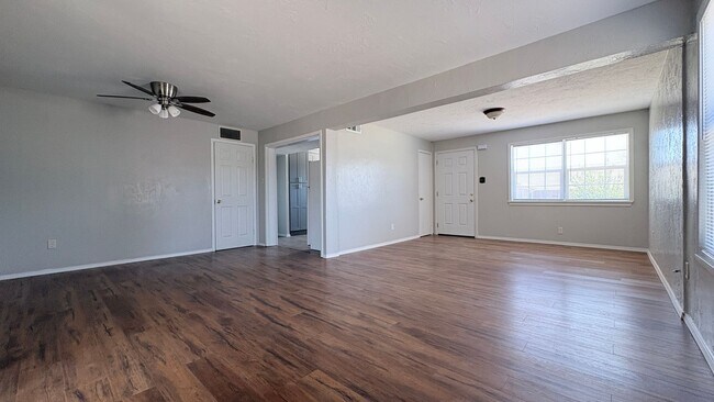 Building Photo - 305 Swinging Spear Rd