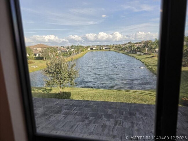 Building Photo - 527 SE Vallarta Dr