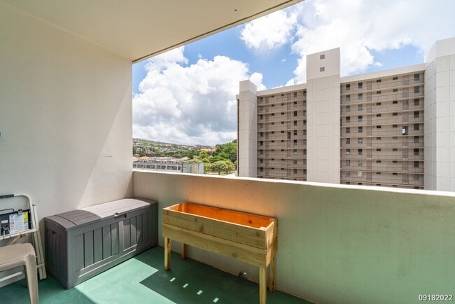Building Photo - Upgraded 2BR 1BA 1PARKING near Waikiki & UH Manoa! Dishwasher & Washer/Dryer In Unit!