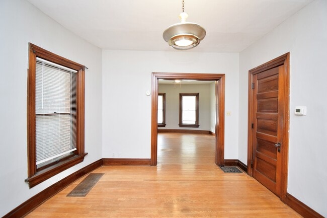 Building Photo - 23 E Parkwood Dr