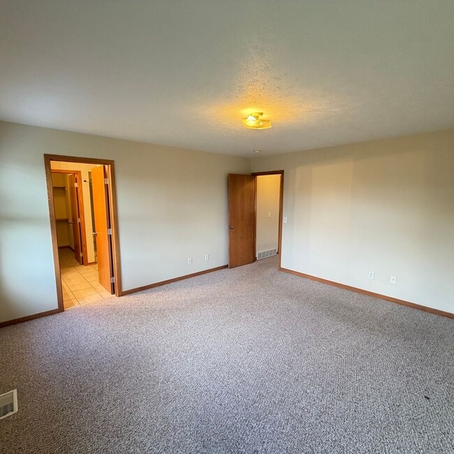 Building Photo - Large 3 bedroom duplex - move in ready!