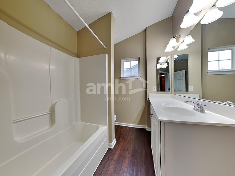 Building Photo - 15 Woodsong Ct