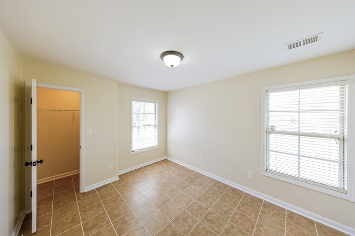 Building Photo - 105 Landings Way Dr
