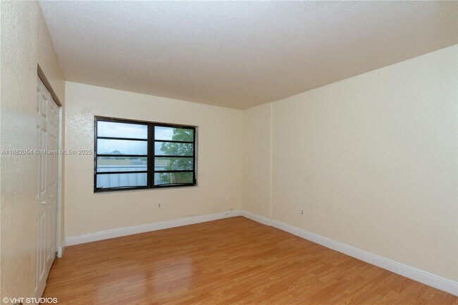 Building Photo - 10405 N Kendall Dr