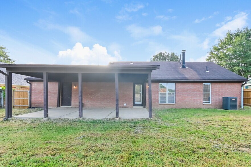 Building Photo - 6935 Amanda Dr N