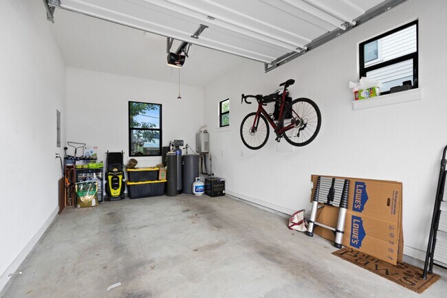 Building Photo - Charming Home Awaits: Spacious & Modern Living in a Prime Location