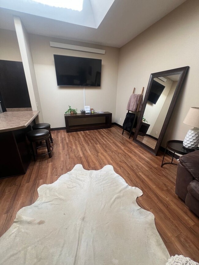 Building Photo - Downtown Condos AirBnb