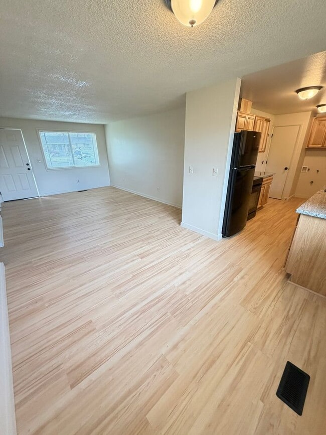 Building Photo - Newly Remodeled 2 Bedroom with Fenced yard!