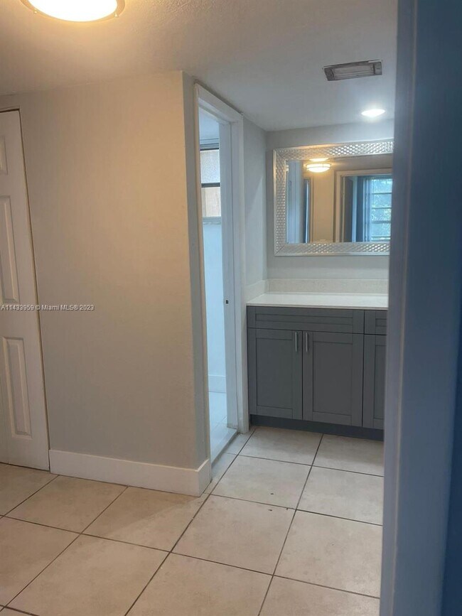 Building Photo - 8870 Fontainebleau Blvd