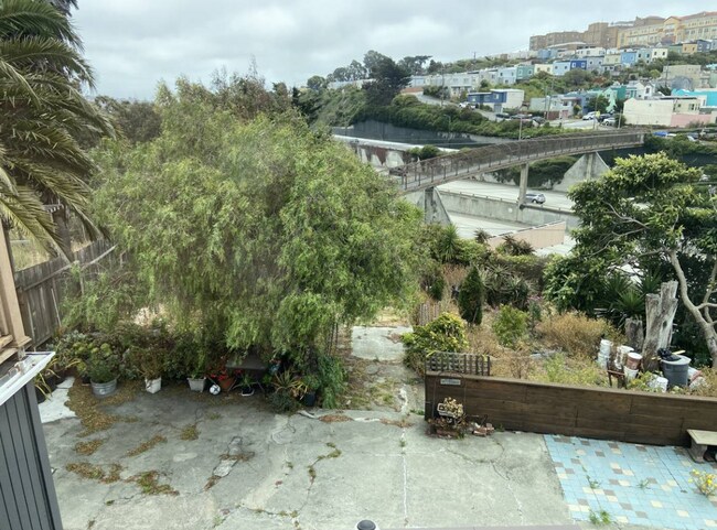 Building Photo - Top Floor Remodeled 2BD/1BA Flat Available Now!
