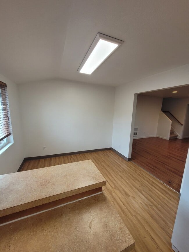 Building Photo - MOVE IN SPECIAL $500 OFF at Move In!   4BD/2BA Duplex