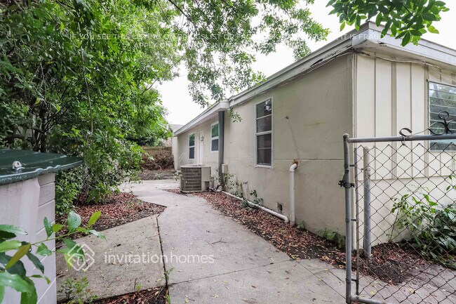 Building Photo - 533 S Crest Ave