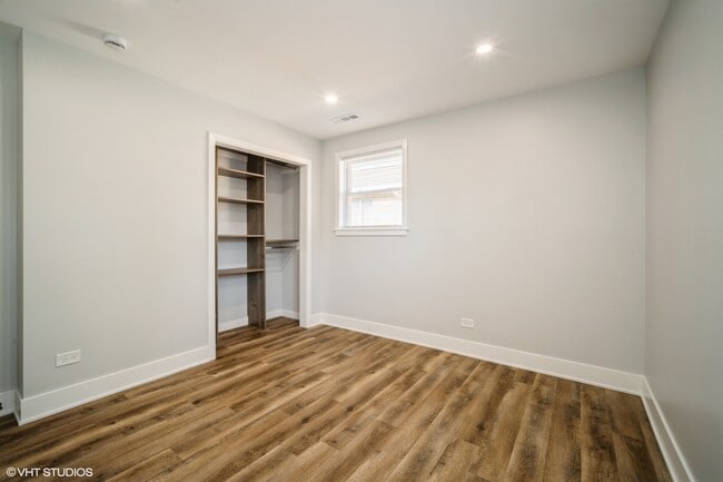 Building Photo - 648 Oakwood Ct